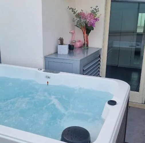 Penthouse 40 In Trastevere With Seasonally Jacuzzi דירה